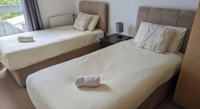 Windrush Grove Retreat in Birmingham, Забронировать Дом для отпуска Виллы Бирмингема, рядом с Spirit of Enterprise, Вилла