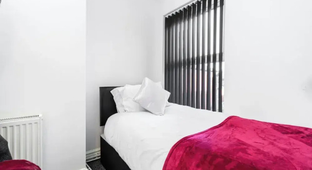 Spacious 2 bed House With Free on Street Parking, Varaa Lomakoti Mökit kohteessa Merseyside, Mökki