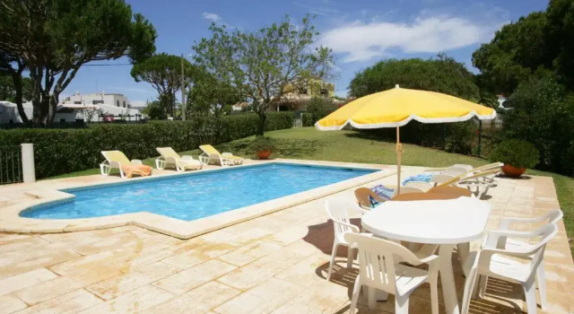Вилла A stylish villa with a private pool, short drive from the centre, free AC Wifi