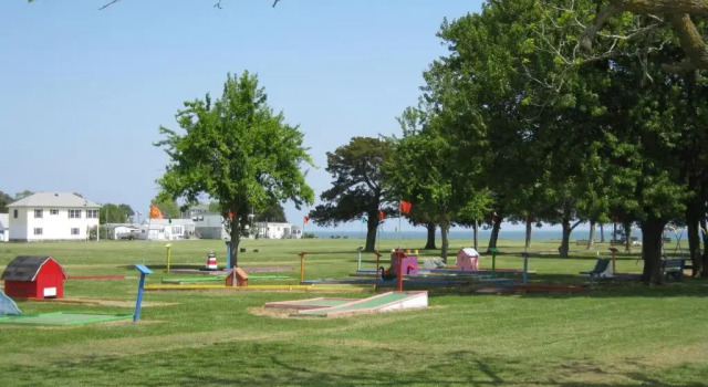 Virginia Landing Camping Resort Cabin 19, Prenota Campeggio Campeggi e glamping a Virginia, Campeggio