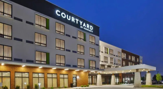 Кровать в общем номере Courtyard by Marriott St. Joseph-Benton Harbor