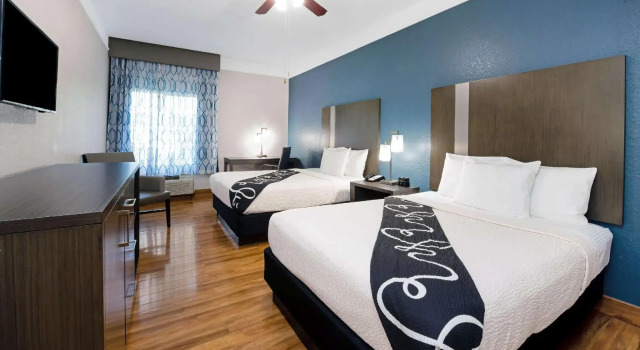 Четырёхместный номер Standard La Quinta Inn & Suites by Wyndham Kingwood Houston IAH Airpt