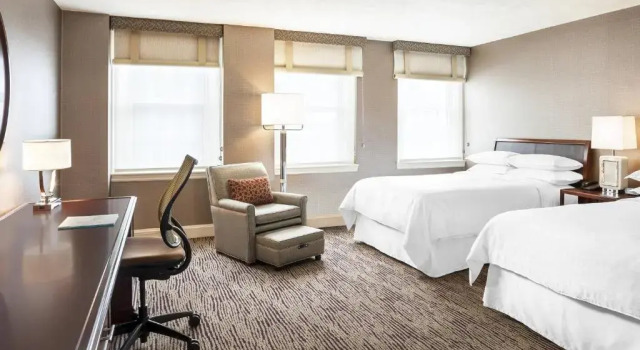Четырёхместный клубный номер Standard Sheraton Commander Hotel