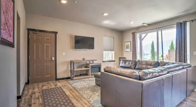 Manson Condo w/ Pool Access - Near Marina and Town, Prenota Hotel Manson Lake Chelan