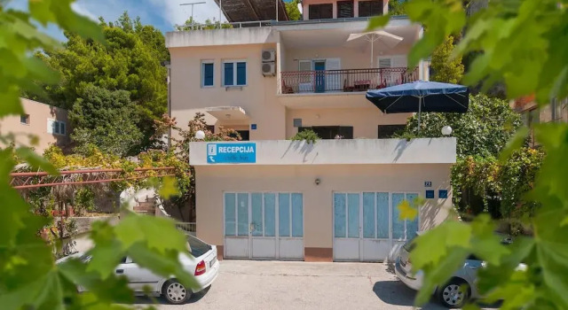 Stunning Home in Podstrana With Wifi and 1 Bedrooms, Rezerwuj Hotel Podstrana Split Region