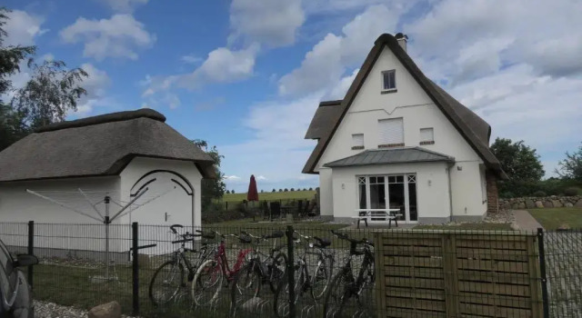Коттедж Reethaus Strandgut - geräumiges FH, 5 Schlafzimmer, Sauna und 3 Terrassen, Balkon