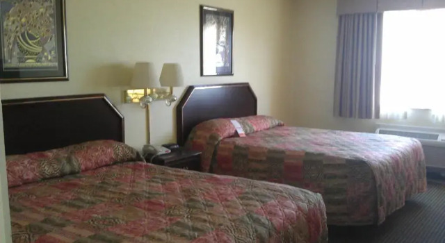 Четырёхместный номер Standard Super 8 by Wyndham Burleson Fort Worth Area