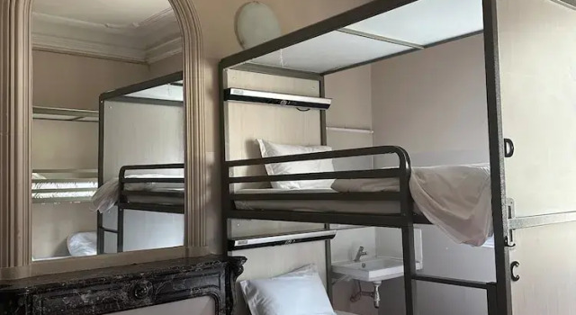 Кровать в общем номере (мужской номер) Auberge de jeunesse HI Avignon