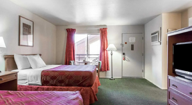 Четырёхместный номер Standard Econo Lodge  Inn & Suites Durango