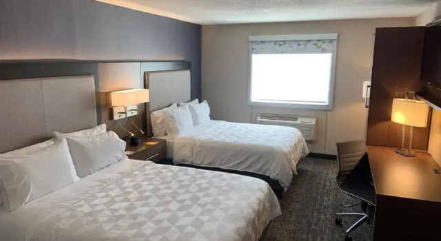 Четырёхместный номер Standard Holiday Inn & Suites Chicago-Carol Stream Wheaton by IHG