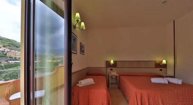 Трёхместный номер Standard с балконом Hotel Europa