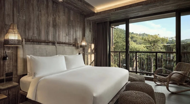 Двухместный люкс Dinso с балконом Курортный отель Dinso Resort & Villas Phuket, Vignette Collection by IHG