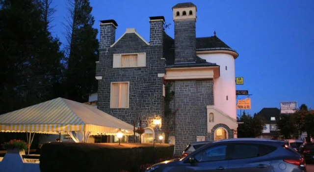 Roche de Vic, Rezerwuj Hotel Albussac Correze