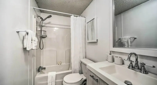Коттедж с 3 комнатами Tranquil Creekfront Bryson City Home w/ Grill!