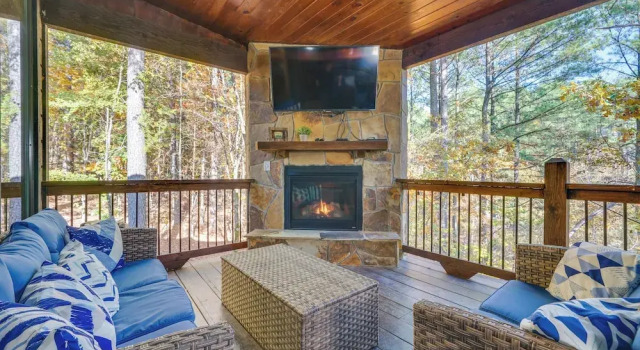 Коттедж Furnished Deck, Hot Tub! Family Gem in Broken Bow