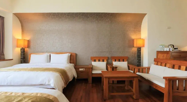 Четырёхместный номер Deluxe Yentai Hotel