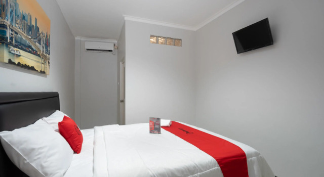 RedDoorz near Botani Square Mall