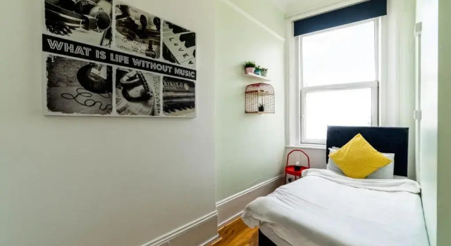 Одноместный номер Book A Bed Hostels