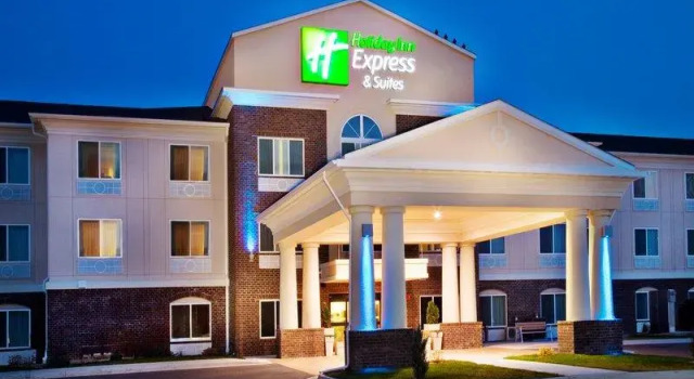 Кровать в общем номере Holiday Inn Express Hotel & Suites - Dubuque West by IHG