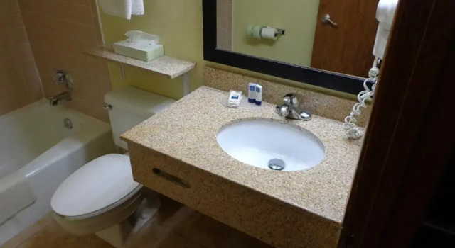 Четырёхместный номер Standard Quality Inn Council Bluffs I-80