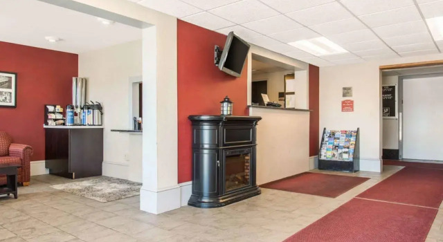 Econo Lodge Inn & Suites Bangor, Varaa Hotelli Hotellit New England uima-altaalla, Uima-allas