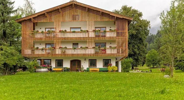 Bauernhof Lindenhof, Book Hotel Hoteller i Wilder Kaiser med parkering, Parkering