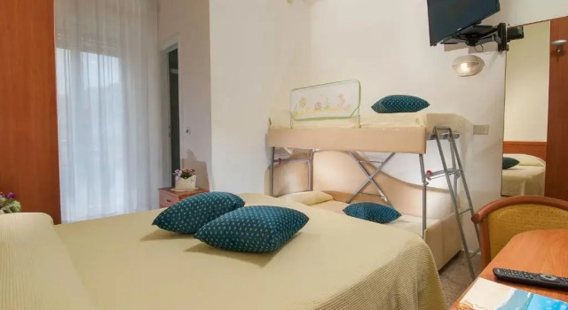 Четырёхместный номер Standard с балконом Hotel caesar