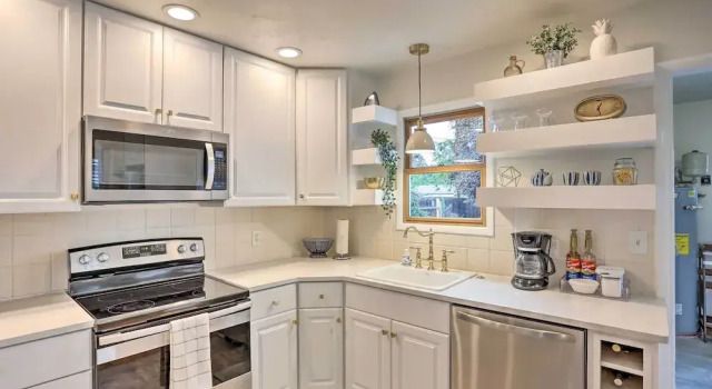 Коттедж Contemporary Boise House w/ Large Backyard!