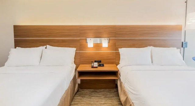 Четырёхместный номер Standard с балконом и с видом на город Holiday Inn Express Orange Beach - On The Beach by IHG