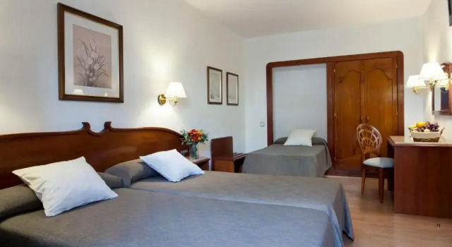 Трёхместный номер Gaudi Hotel