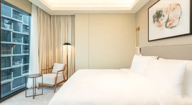 Luxury StayCation - Modern Comfort: 3-BR at The Address Opera, Забронировать Апартаменты/квартира Дубай Эмират Дубай, рядом с Дубайский аквариум