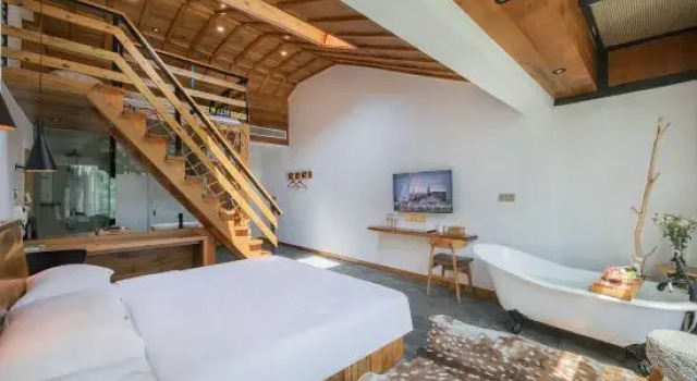 Кровать в общем номере с 3 комнатами с красивым видом из окна Heart of Forest Homestay