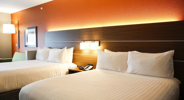 Люкс c 1 комнатой Holiday Inn Express & Suites Downtown Louisville by IHG