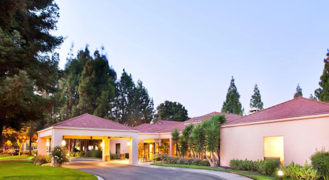 Четырёхместный люкс c 1 комнатой Courtyard by Marriott Pleasanton