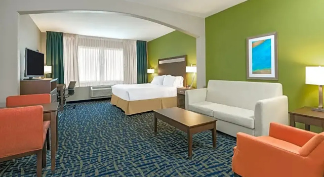 Четырёхместный люкс Holiday Inn Express Hotel and Suites Monahans I-20 by IHG