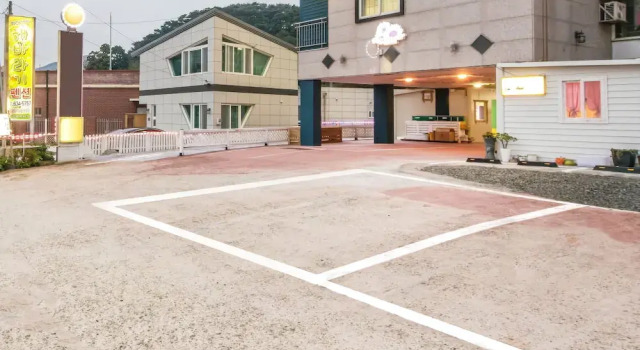 Sunflower Pension Geoje, Забронировать Отель Отели Кодже с бассейном, Бассейн