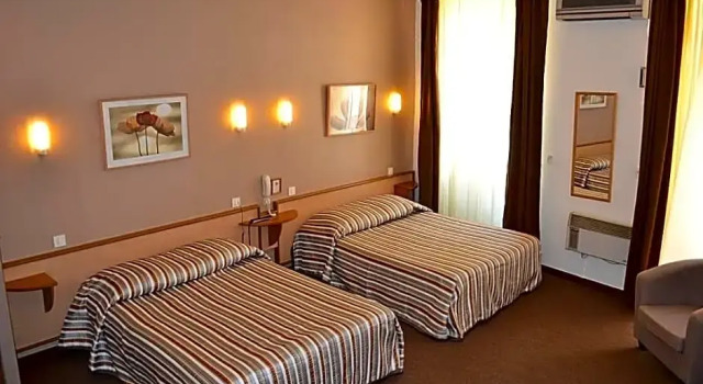 Трёхместный семейный номер Standard Hôtel dAngleterre, Salon-de-Provence