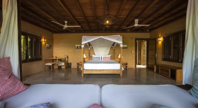 Вилла с балконом и с видом на залив Mango Bay Resort