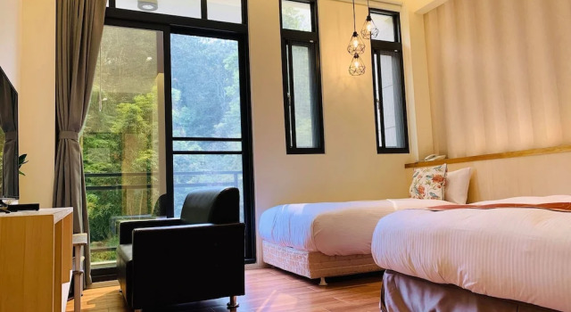 Трёхместный номер Comfort с балконом и с видом на горы 日月潭沅居民宿 YUAN JU BOUTIQUE Hotel