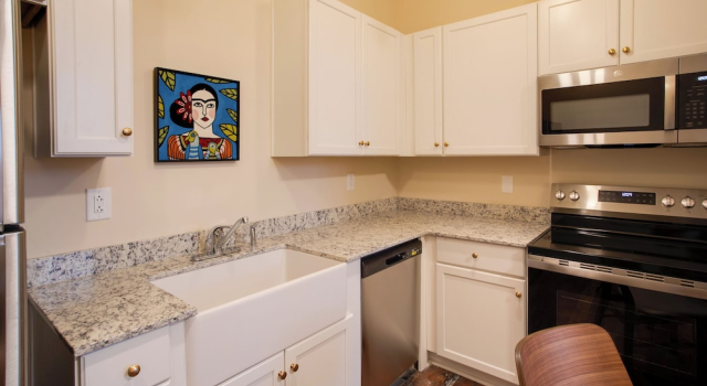 I-95 & I-20 Stopover: Walkable Florence Condo, จอง โรงแรม Florence เซาท์แคโรไลนา, ใกล้ Florence National Cemetery