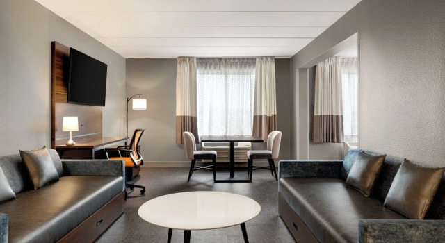 Люкс c 1 комнатой Four Points by Sheraton Columbus-Polaris