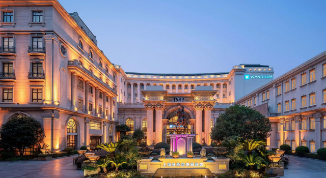 Howard Johnson Hong Qiao Airport Hotel Shanghai, Varaa Hotelli Minhang 