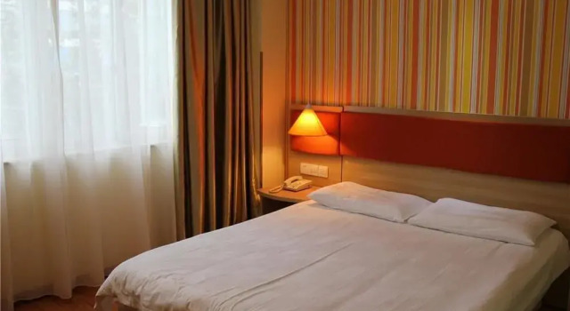 Home Inn Chengdu Kuanzhai Alley New City Square Branch, Забронировать Отель Цинъян Чэнду, рядом с Jinniu Wanda Plaza Chengdu