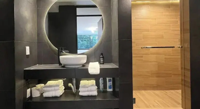 Кровать в общем номере с 6 комнатами с балконом и с видом на город Posh Polanco Apts with Tv and Desk