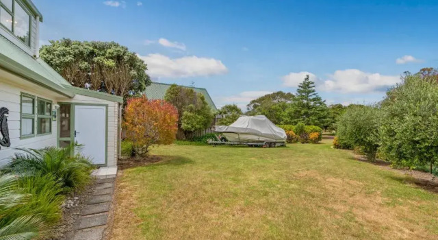 Beach Beauty - Pauanui Holiday Home, Rezerwuj Hotel Hotele w Auckland Region z parkingiem, Parking