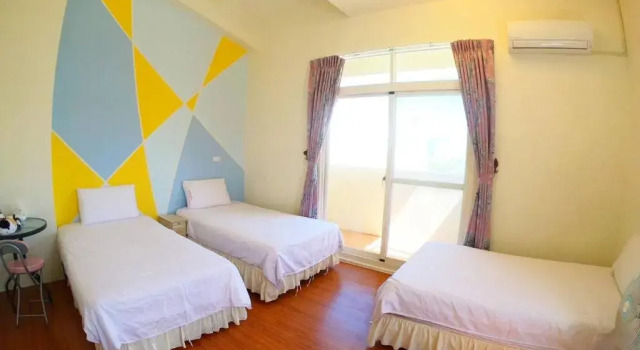 Letto in camerata con balcone e con vista 貓咪民宿Mini館-中午即可入房