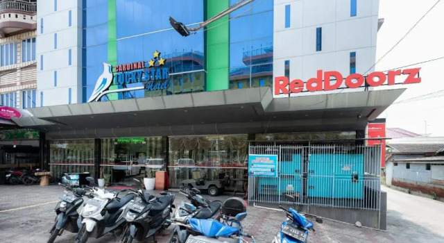 RedDoorz Premium near Grand Batam Mall