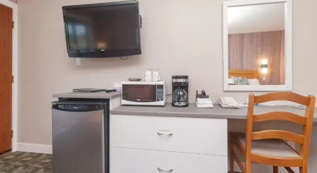 Двухместный номер Standard The Cedarwood Inn & Suites
