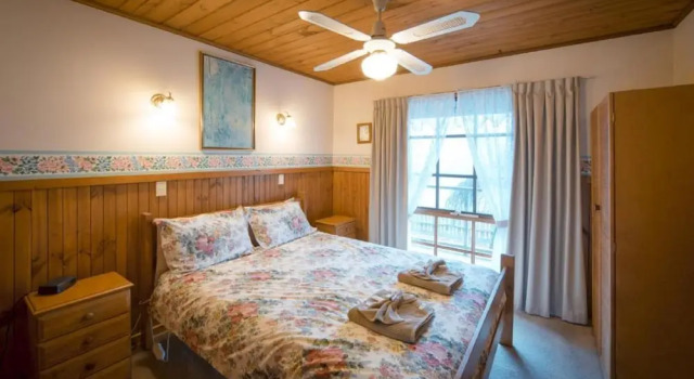 Коттедж с балконом и с видом на озеро Sanctuary Park Cottages