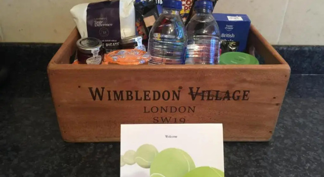 Коттедж Wimbledon Town Centre Garden Apartment with private parking - Sleeps 5
